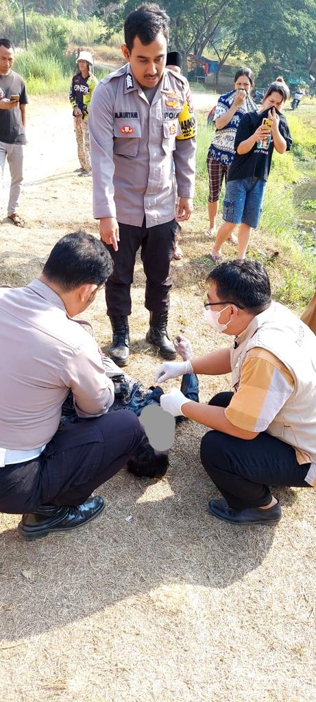 Pihak Kepolisian Polsek Gunung Sindur Olah TKP Penemuan Jasad Pria di Pinggiran Danau Cisawang