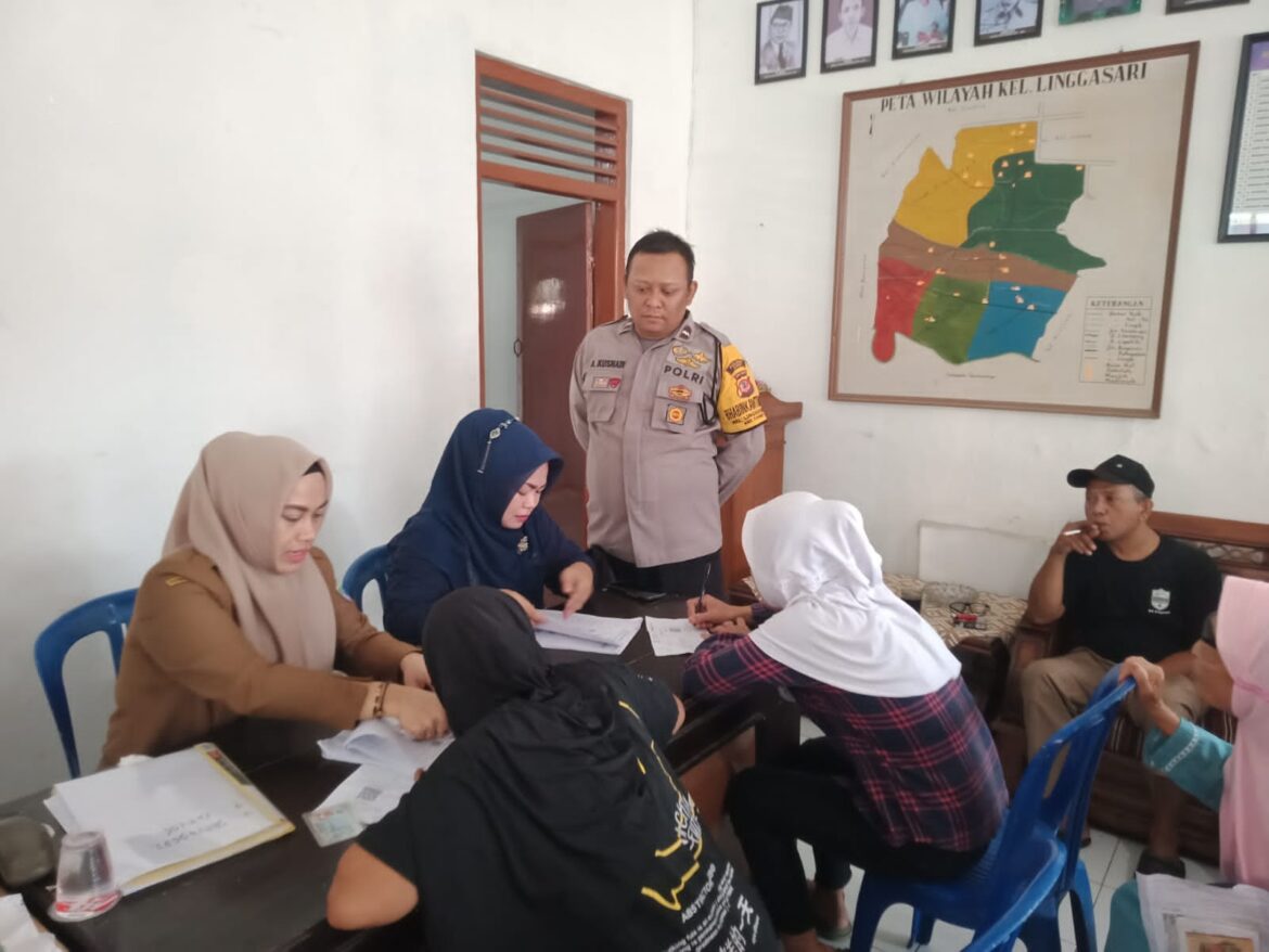 Polsek Ciamis Polres Ciamis Awasi Distribusi Bapanas Beras 10 Kg ke Warga Kelurahan Linggasari