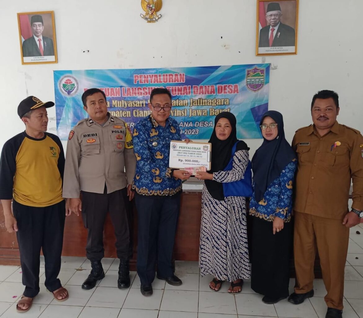 Cegah Kericuhan, Polsek Kawali Polres Ciamis monitoring penyaluran BLT DD di Desa Mulayasari