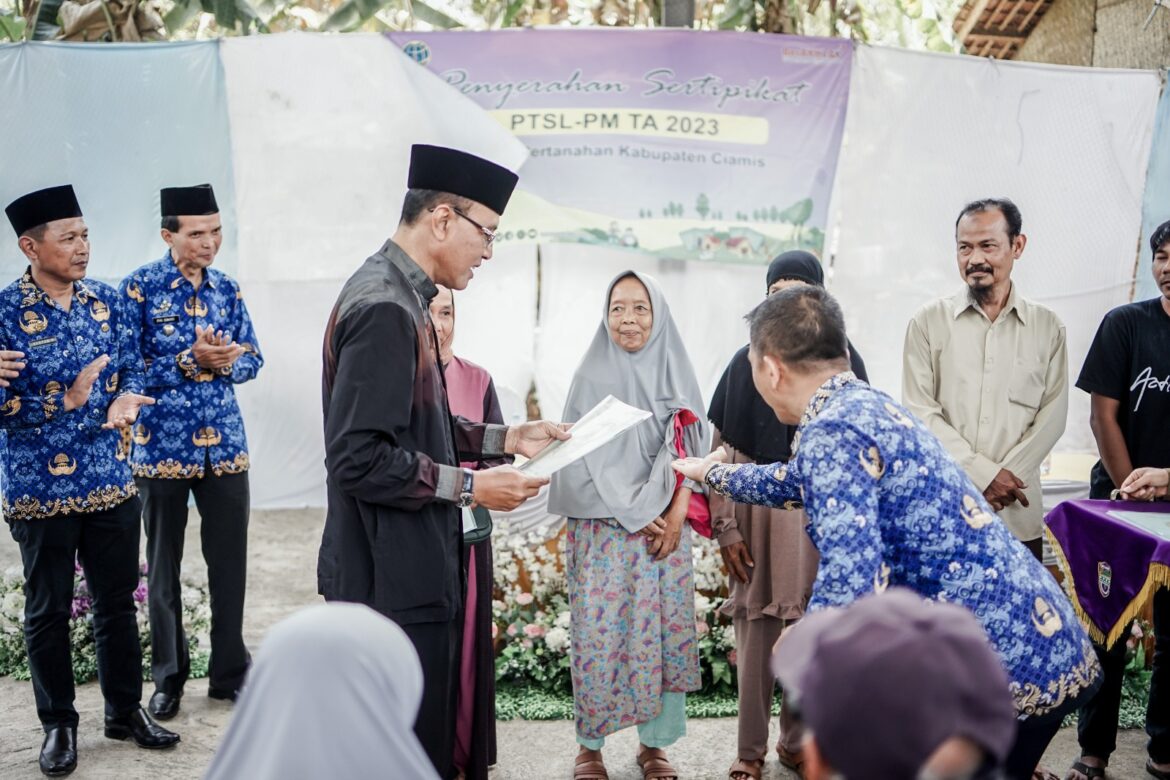 Melalui Program PTSL: Bupati Ciamis Serahkan 492 Sertifikat Tanah Kepada Masyarakat di Desa Karangkamulyan