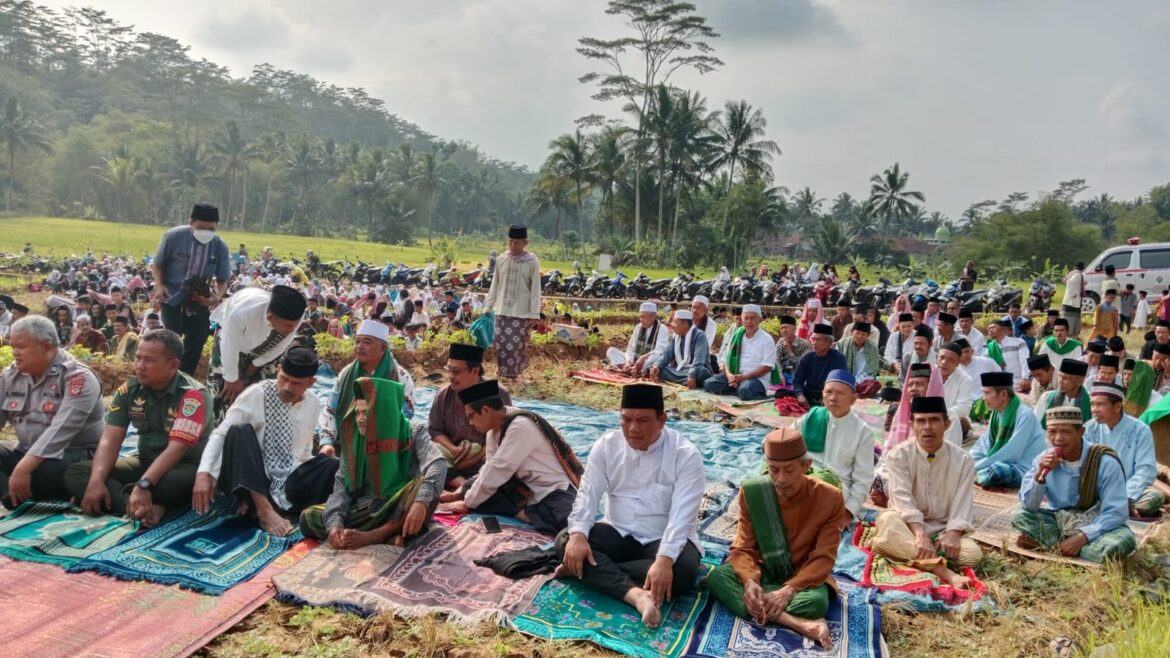 Polsek Kawali Polres Ciamis Giat sholat Istisqo di Dusun Citereup Blok Galumpit Desa Citereup