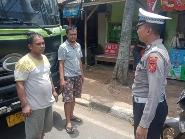 Sat Lantas Polres Ciamis Giat himbauan Kamseltibcarlantas kepada sopir truck