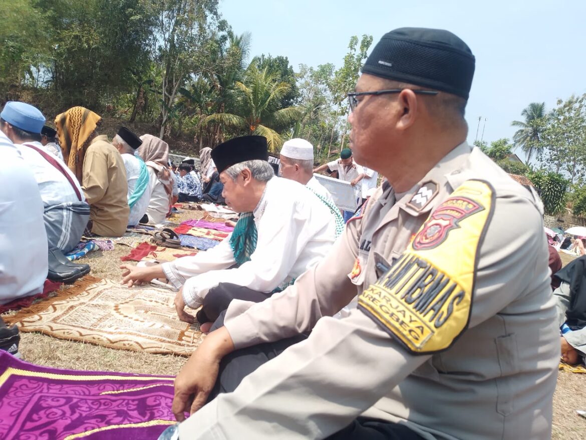 Polsek Ciamis Laksanakan Giat Solat Istisqo di Lapang Bola Desa Baregbeg