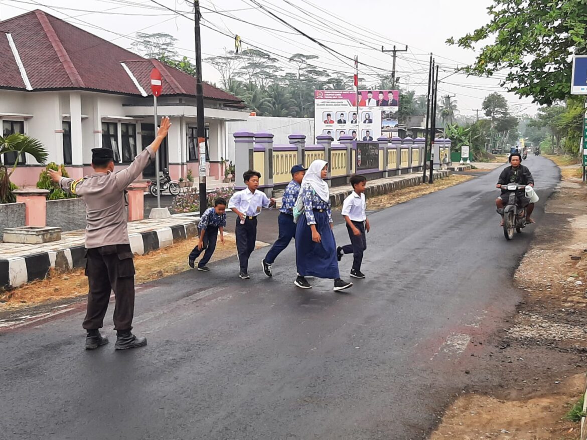 Bantu Anak Menyebrang, Polsek Lakbok Polres Ciamis Strong Point di Depan Sekolah