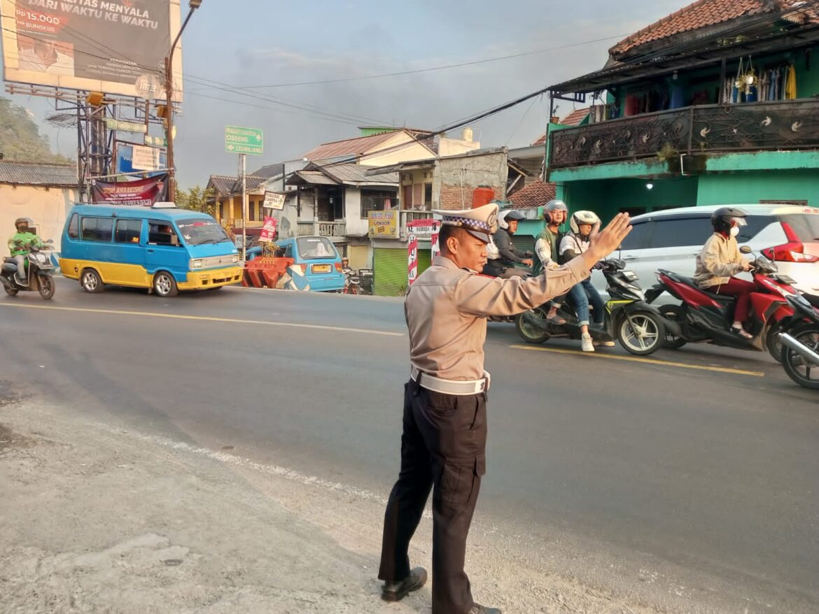 Personil Wilayah Hukum Polsek Ciampea Polres Bogor Laksanakan Kegiatan Pengaturan lalulintas Sebagai Wujud Pelayanan Kepada Masyarakat