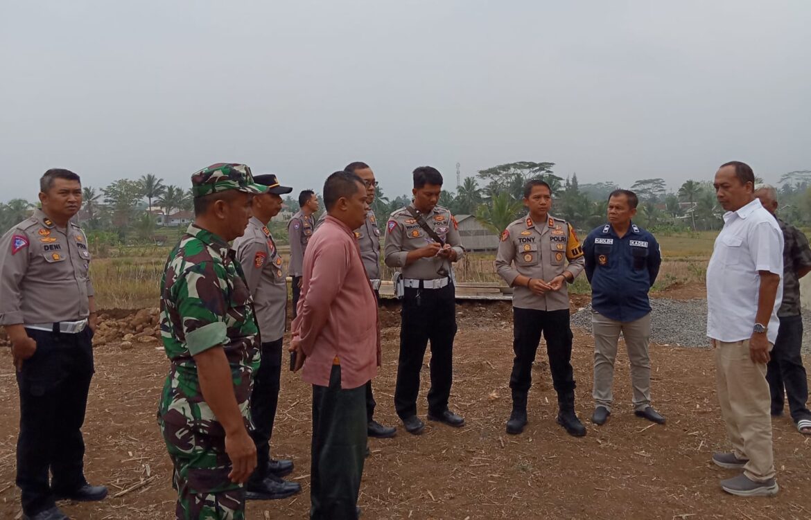 Bersama PJU Kapolres Ciamis: Pantau Pesawahan Dampak El Nino dan Pembangunan Sumur Air Bor di Desa Payingkiran