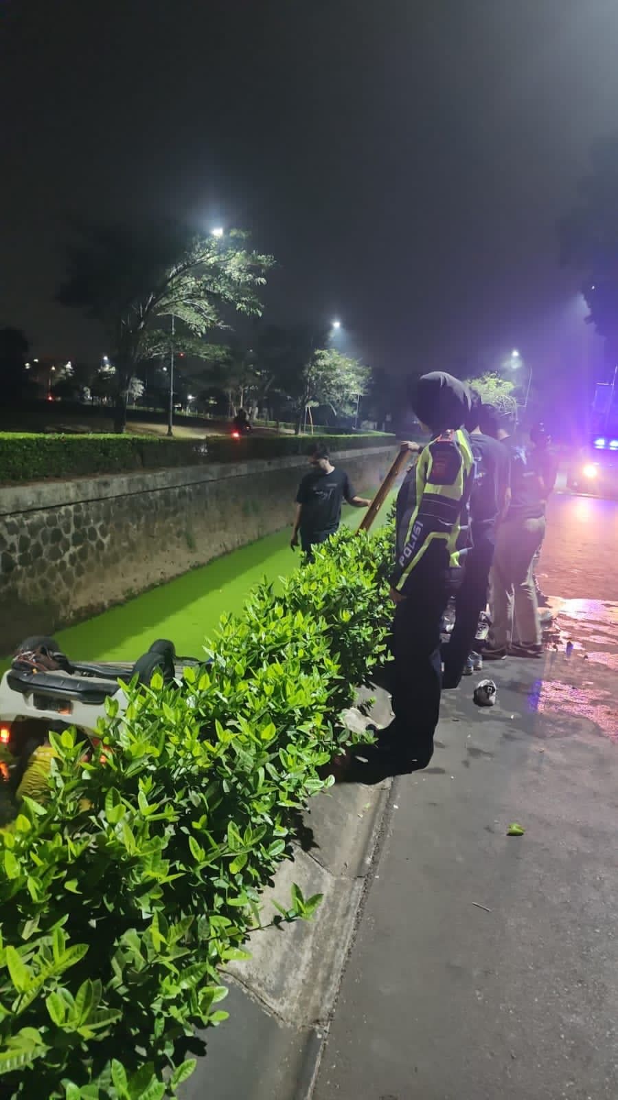 Hilang Kendali Satu Mobil Masuk Kedalam Sebuah Saluran Air di Cileungsi Bogor