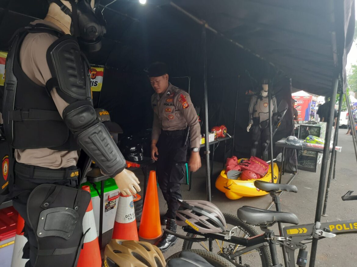 Satuan Samapta Polres Ciamis Amankan Stand Pameran Alutsista di Islamic Center Ciamis