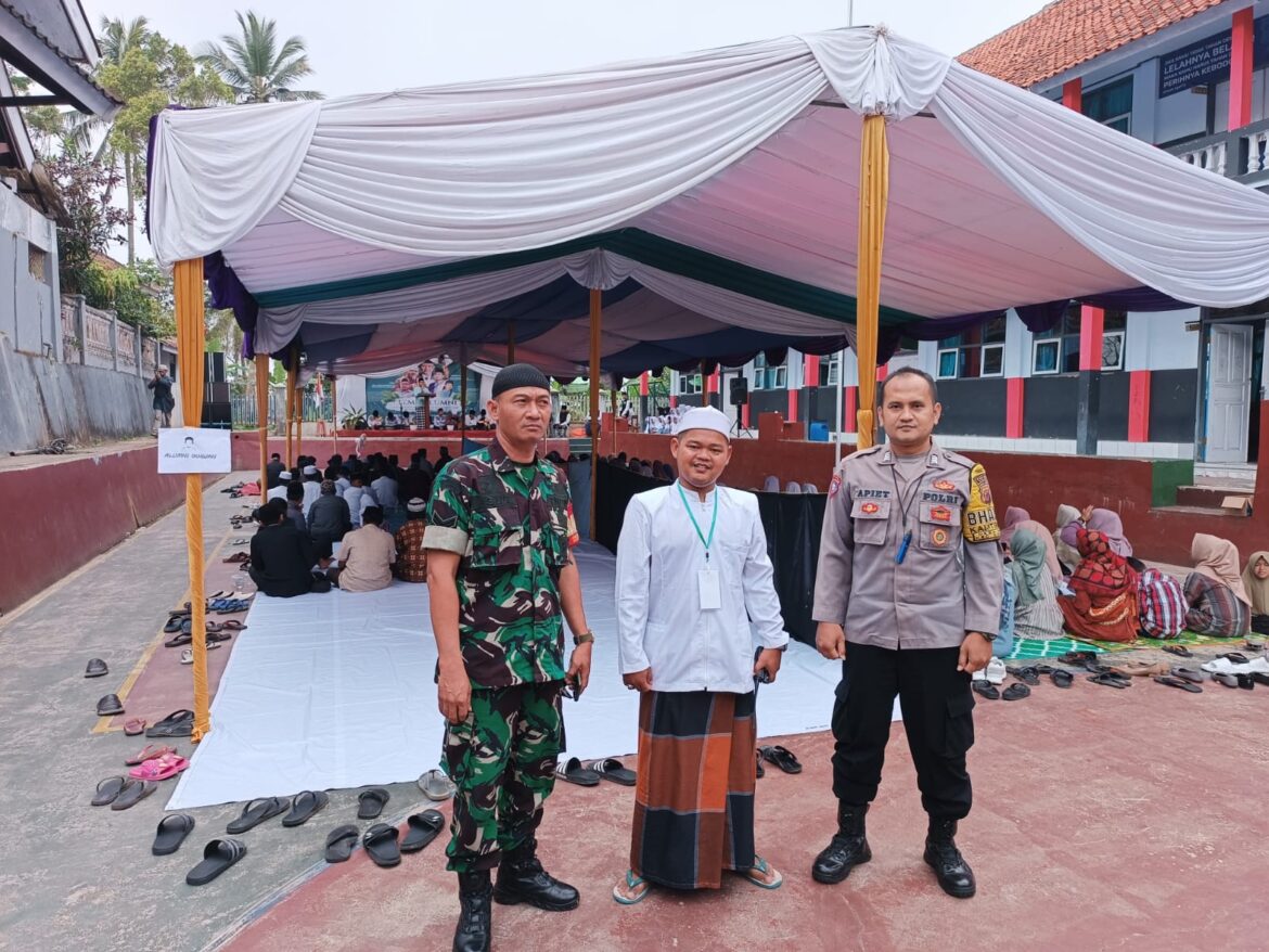 Sinergi Dengan Babinsa, Bhabinkamtibmas Polsek Cikoneng Giat Pengamanan Acara Hari Santri
