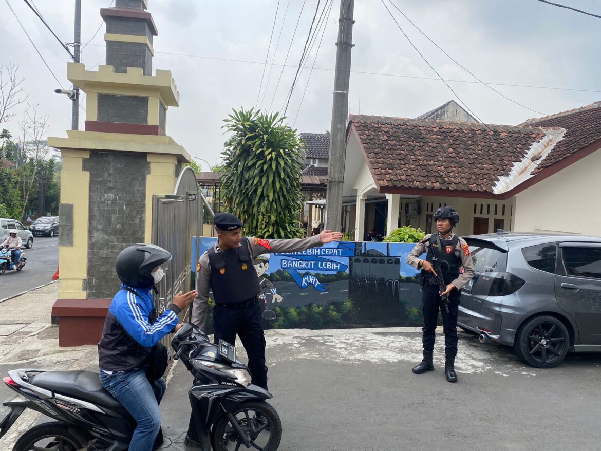 Personel Polres Ciamis Giat Sispam di Mako Polres Ciamis Guna Berikan Rasa Aman pada Tamu Pengunjung