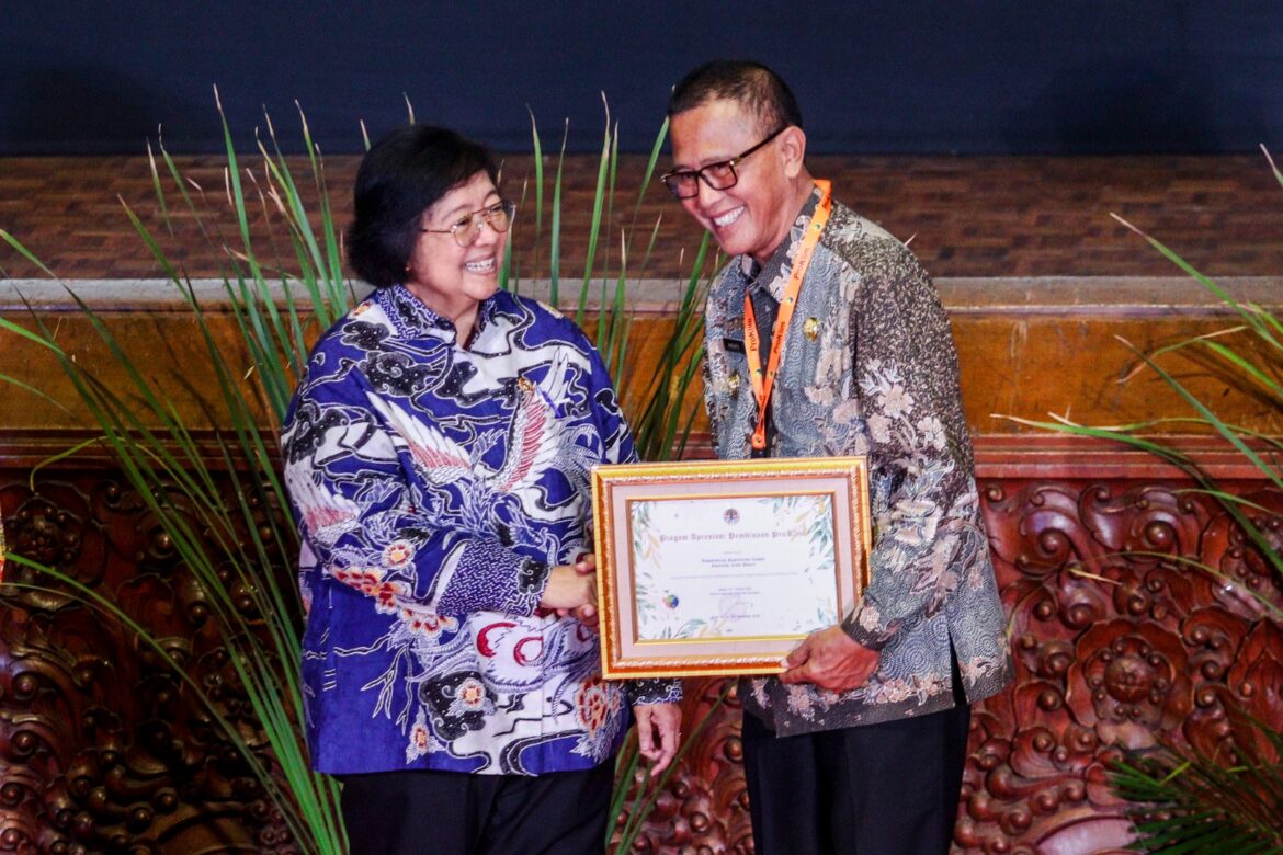 Komitmen Melestarikan Lingkungan, Bupati Herdiat Raih Penghargaan Nasional dari Kementerian LHK