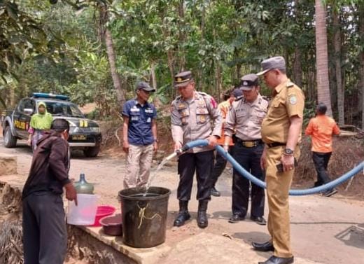 Polsek Cimaragas Polres Ciamis Distribusikan Langsung Air Bersih ke Warga di Dusun Sarirahayu