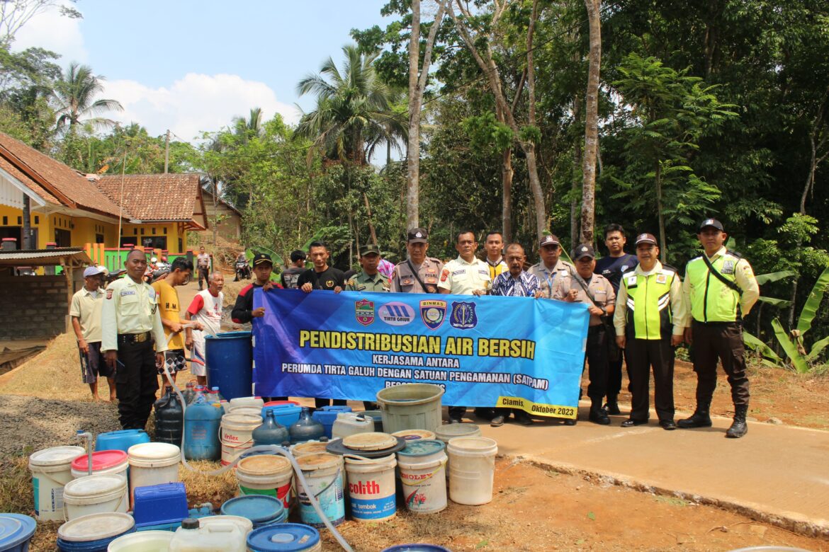 Polsek Rancah Polres Ciamis Ikut Distribusikan Air Bersih ke Warga di Desa Cileungsir