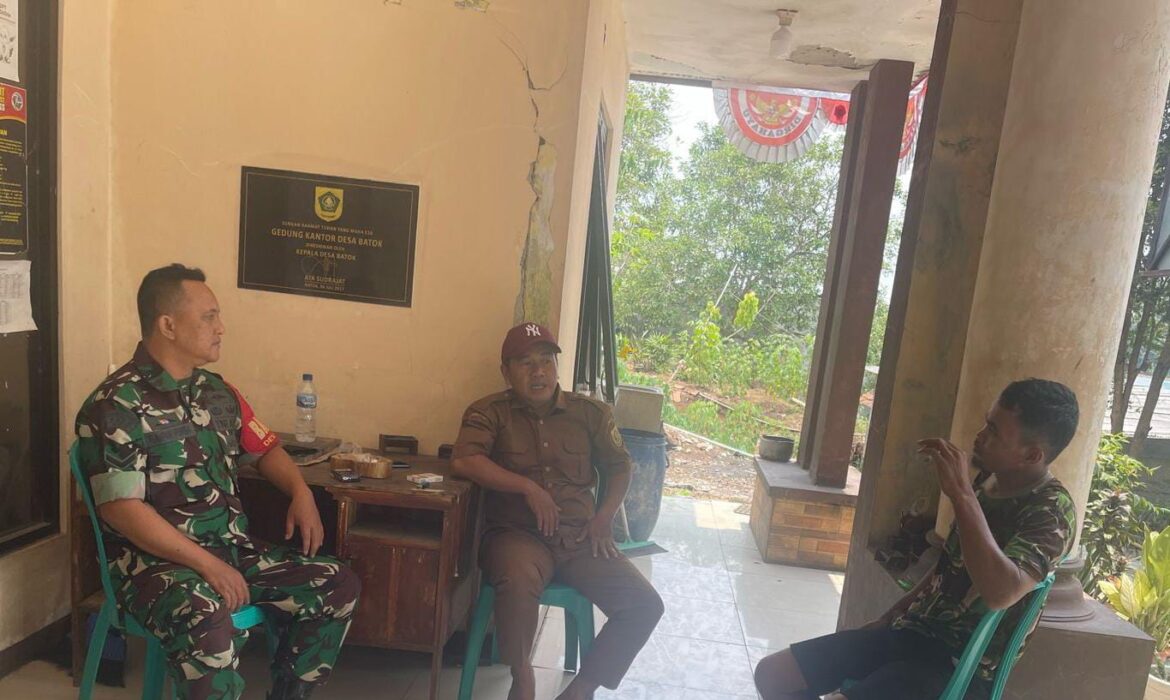 Himbau Tingkatkan Keamanan,Babinsa Serda Tumpak Purba Komsos dengan Sekdes dan Tokoh Masyarakat Desa Batok