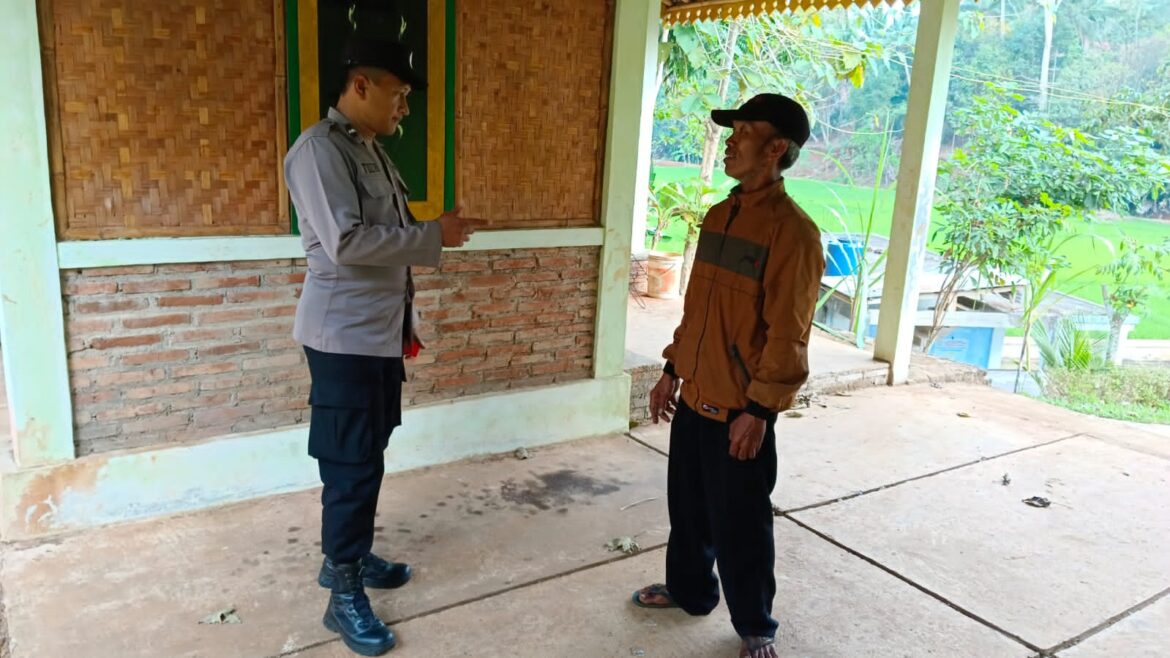 Antisipasi Gangguan Kamtibmas, Polsek Sukadana Sambangi Warga Desa Salakaria