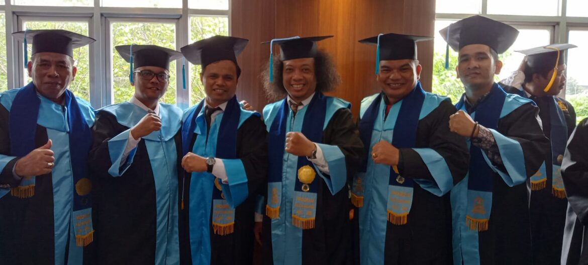 Bertepatan Dengan Hari Sumpah Pemuda,Gitaris Rekor Muri Puguh Kribo Kembali Meraih Gelar S2 Megister Hukum