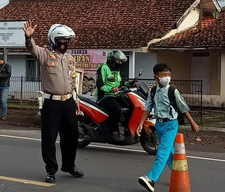 Bantu Anak Menyebrang, Polsek Cikoneng Polres Ciamis Siagakan Personel di Depan Sekolah