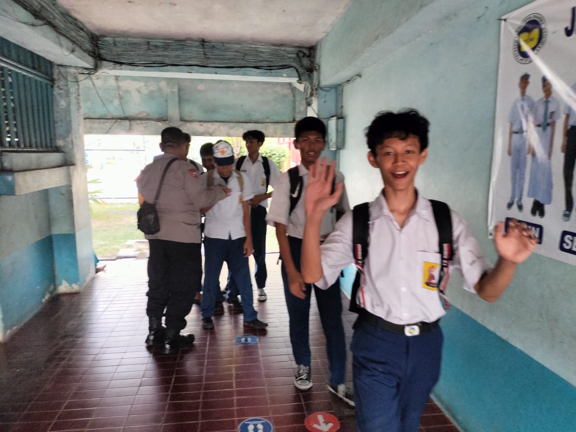 Aiptu Asep Permana Ingatkan Siswa SMP Ibu Pertiwi: Pulang ke Rumah, Jauhi Tawuran dan Narkoba