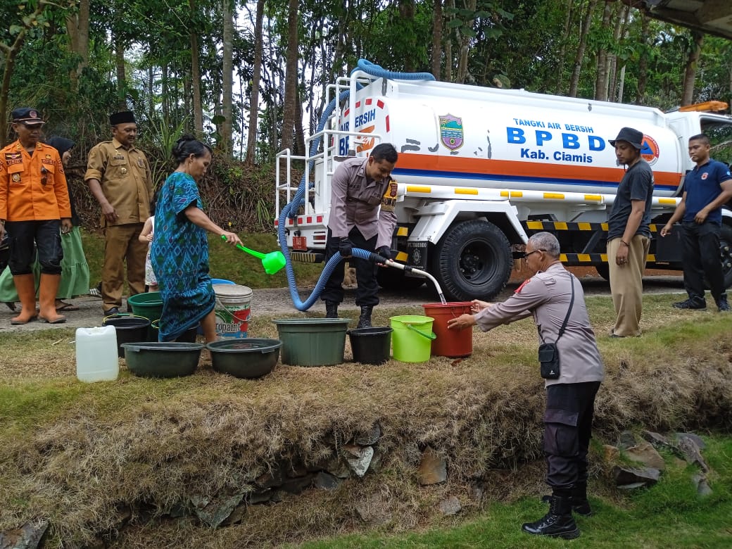 Polsek Sukadana Polres Ciamis Monitoring Pendistribusian Air Bersih dari BPBD Kabupaten di wilayah Desa Margaharja