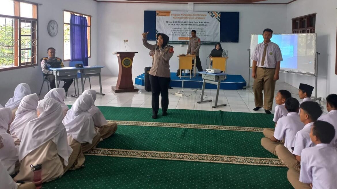 Polsek Cikoneng Hadiri Seminar Edukasi Bahaya Bully dan Hukum di Rumah Tahfidz Al-Amin Sindangkasih