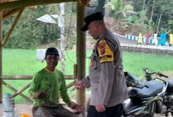 Cipta Kondisi, Bhabin kamtibmas Polsek Sukadana Polres Ciamis Datang ke Warga Beri Imbauan Kamtibmas