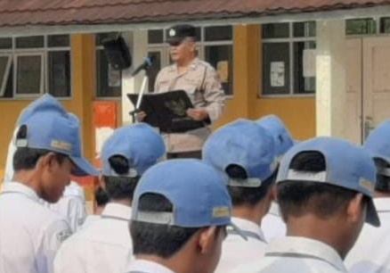 Polsek Panumbangan Polres Ciamis Kunjungi Guru SMKN 1 Panumbangan Sampaikan Harkamtibmas