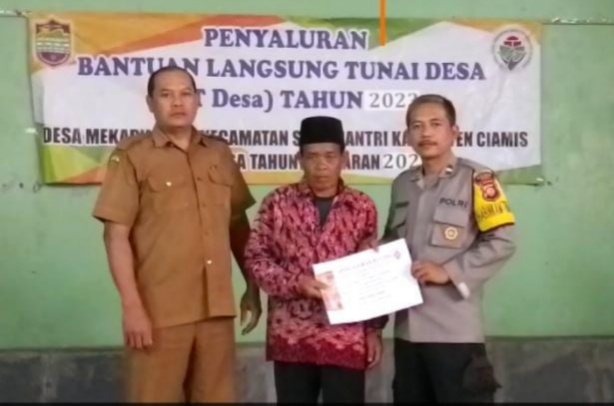 Polsek Panjalu Polres Ciamis Awasi Penyaluran BLT DD ke Warga Desa Mekarwangi