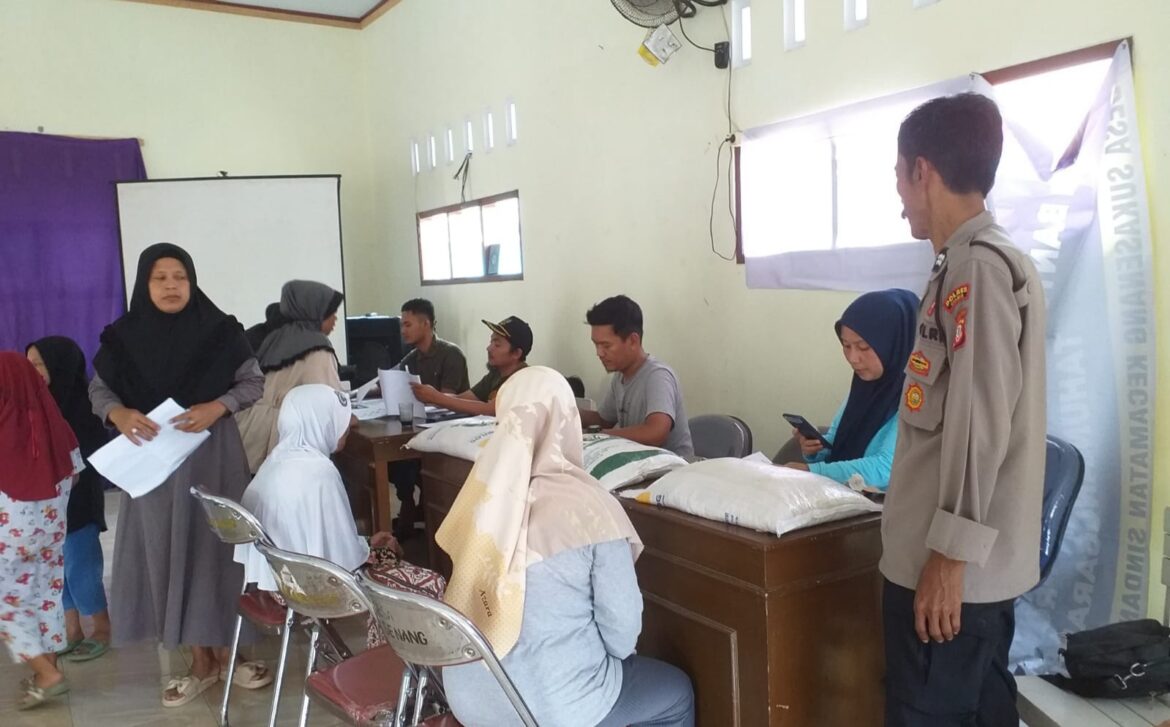 Polsek Cikoneng Polres Ciamis Monitoring penyaluran bansos beras di Desa Sukasenang