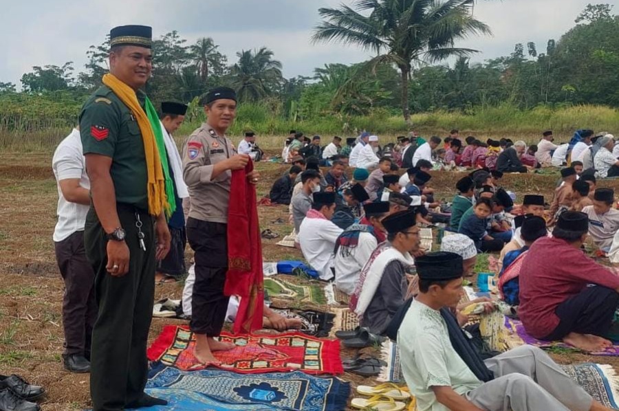Polsek Cipaku Polres Ciamis Gelar Salat Istisqo Tahun 1445 H di Desa Jalatrang