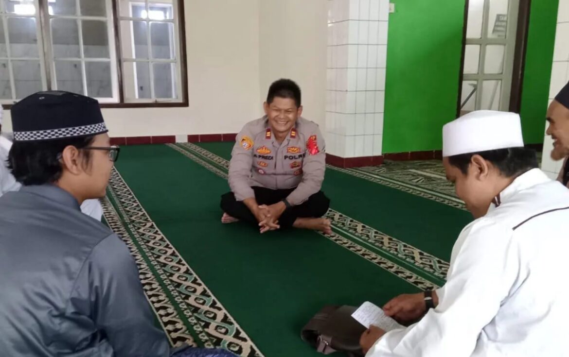Polsek Cihaurbeuti Polres Ciamis Kumpul Bareng Warga Desa Sumberjaya Dalam Giat Jumat Curhat