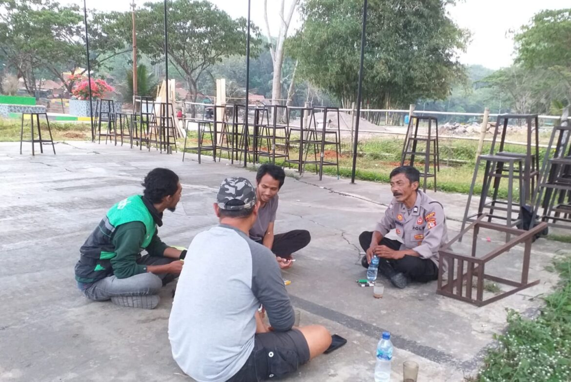 Perkuat Sinergitas, Polsek Cikoneng Polres Ciamis Intensifkan Sambang ke Warga Dusun Nagrak