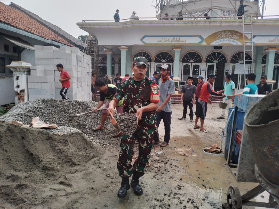 Giat Kerja Bakti Bangun Masjid Al Ikhlas,Babinsa Desa Bojong Bergotong Royong Bersama Warga