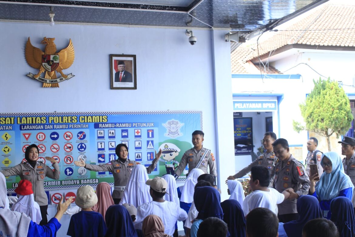 Polsanak, Anak TK Datangi Polantas di Makopolres Ciamis