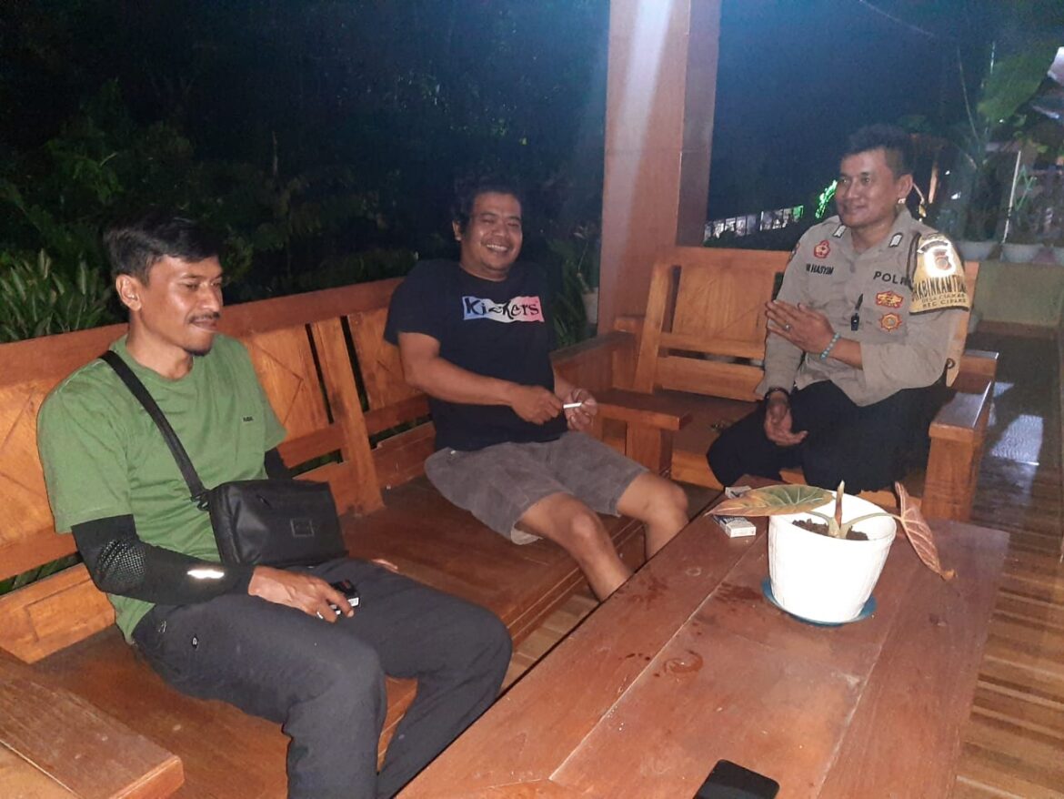 Antisipasi Gangguan Kamtibmas, Polsek Cipaku Polres Ciamis Kunjungan Silaturahmi kepada Warga Desa Ciakar