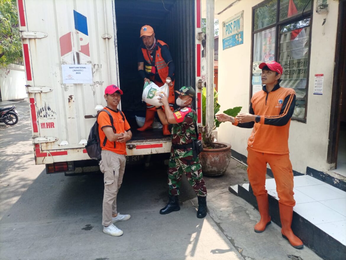 Babinsa Koramil 05/Tanah Abang Monitoring Penyaluran Bansos Beras