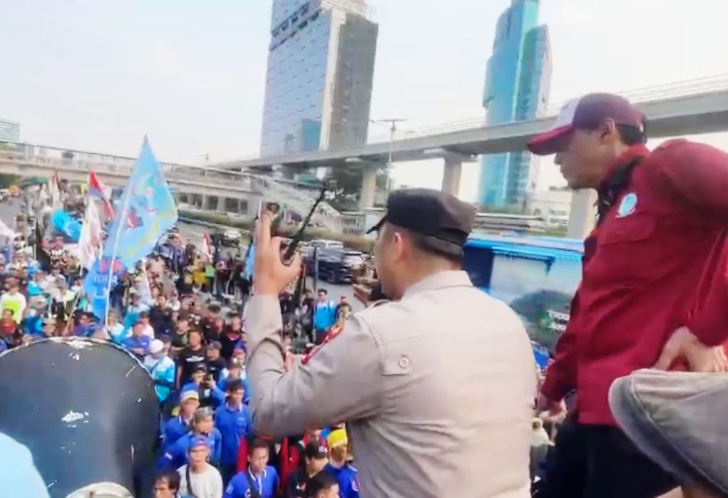 Kapolsek Metro Setiabudi Amankan Aksi Unras Dengan Humanis, Pendekatan Yang Mencuri Hati Peserta Demo