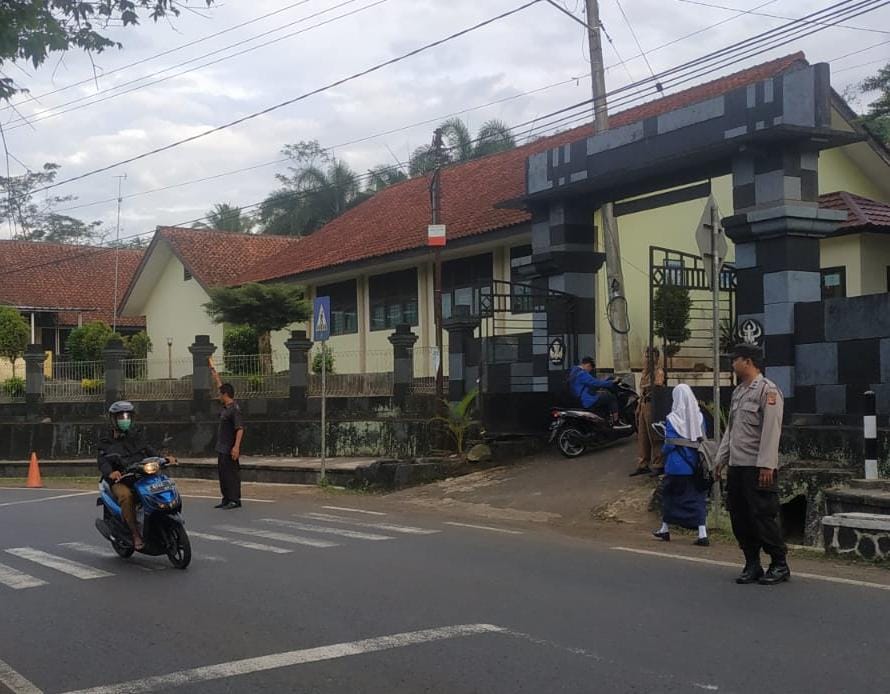 Bantu Anak Menyebrang, Polsek Cimaragas Polres Ciamis Siagakan Personel di Depan Sekolah