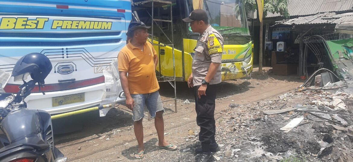 Ops Mantap Brata, Polsek Cikoneng Polres Ciamis Datangi Warga Gandasari Beri Imbauan Kamtibmas