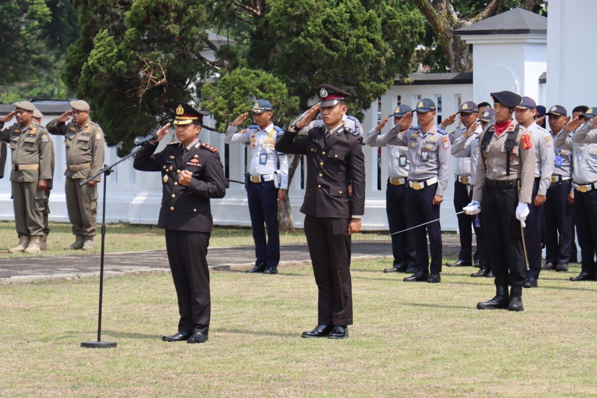 Hari Pahlawan, Kapolres Ciamis Pimpin Ziarah Makam di TMP Imbanagara Ciamis