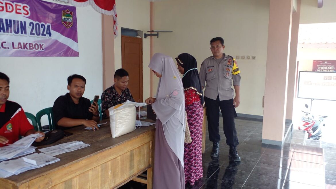 Polsek Lakbok Polres Ciamis Awasi Penyaluran BLT ke Warga Desa Sukanagara