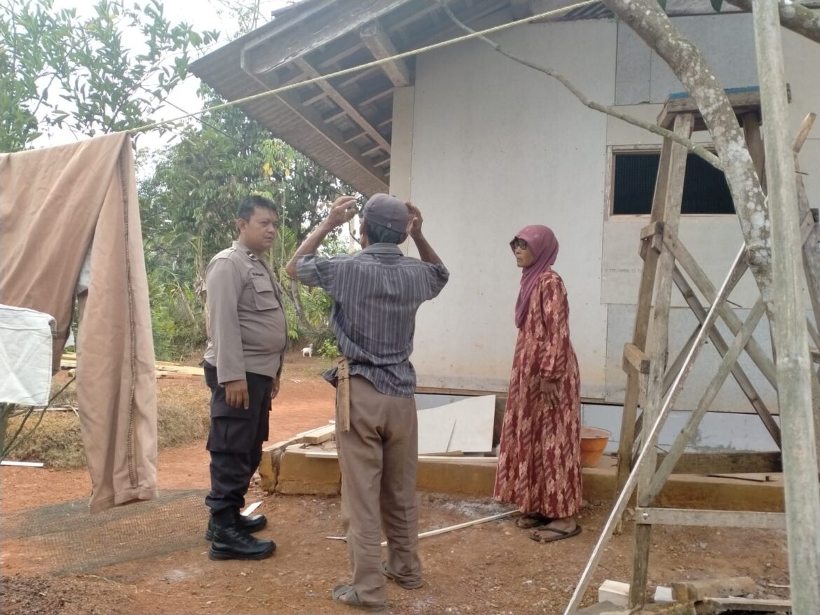 Ops Mantap Brata, Polsek Sukadana Polres Ciamis Datangi Warga Ciparigi Beri Imbauan Kamtibmas