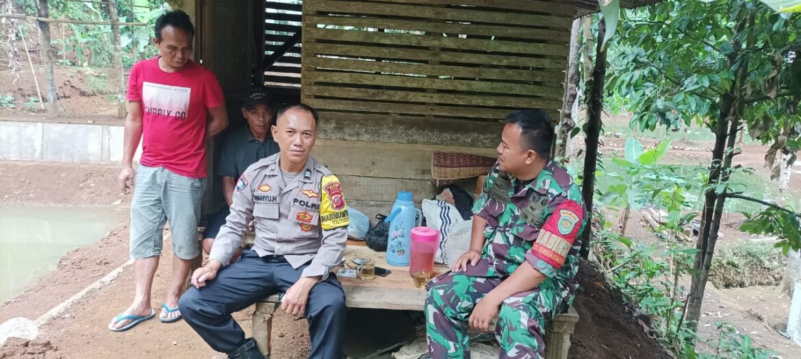 Soliditas TNI-Polri, Bhabinmas Polres Ciamis dan Babinsa Kodim Ciamis Datang Bersama ke Warga