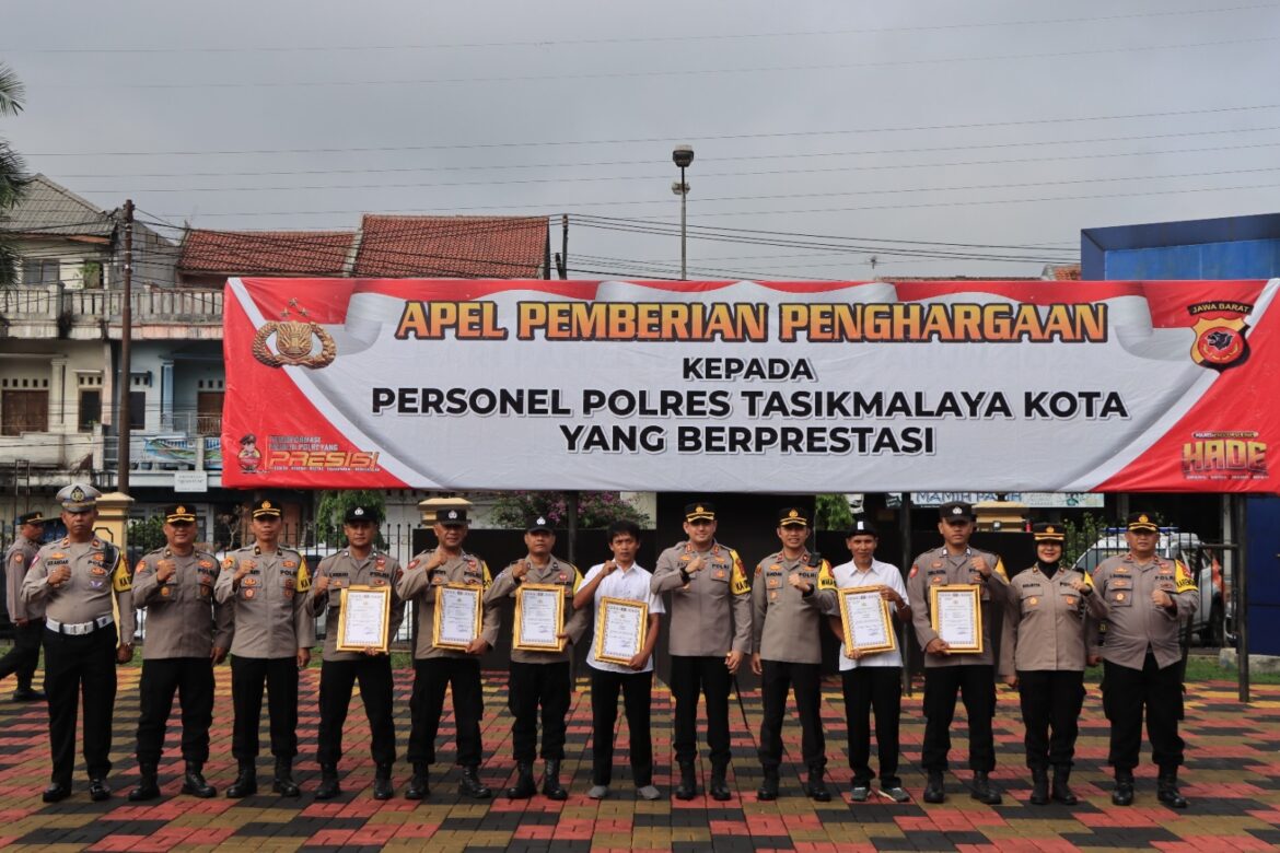 Kapolres Tasikmalaya Kota Berikan Penghargaan Untuk Dua Personel Polri, Pemenang Balap Sepeda Lodaya Siliwangi Ride 2023