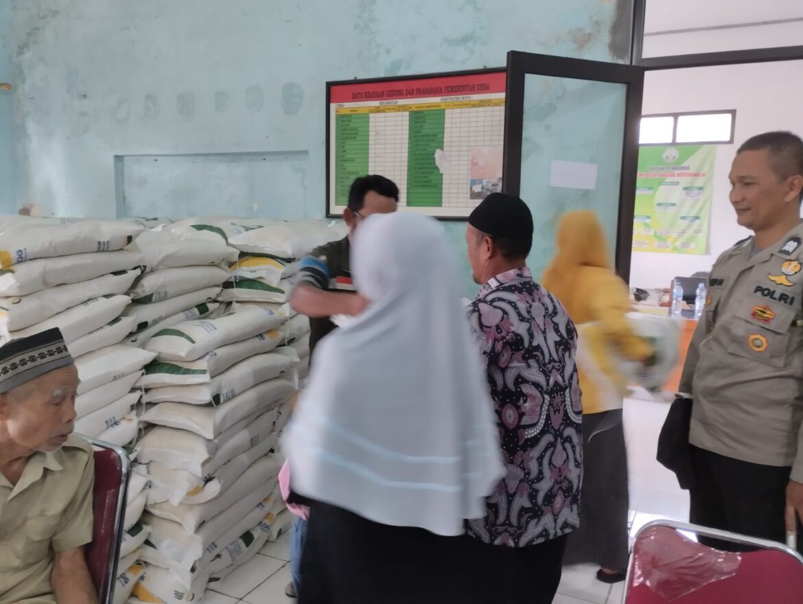 Polsek Cijeungjing Polres Ciamis Awasi Distribusi Bapanas Beras 10 Kg ke Warga Kertaharja
