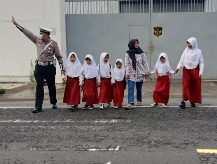 Bantu Anak Menyebrang, Polsek Cikoneng Polres Ciamis Siagakan Personel di Depan Sekolah