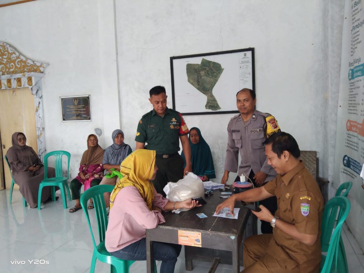 Cegah Kericuhan, Polsek Lakbok Polres Ciamis monitoring Penyaluran Bantuan Beras 10 Kg untuk Warga