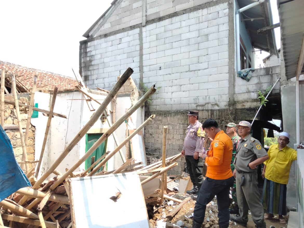 Polsek Caringin bersama Warga Masyarakat Lakukan Penanganan Dinding Rumah Warga Yang Roboh