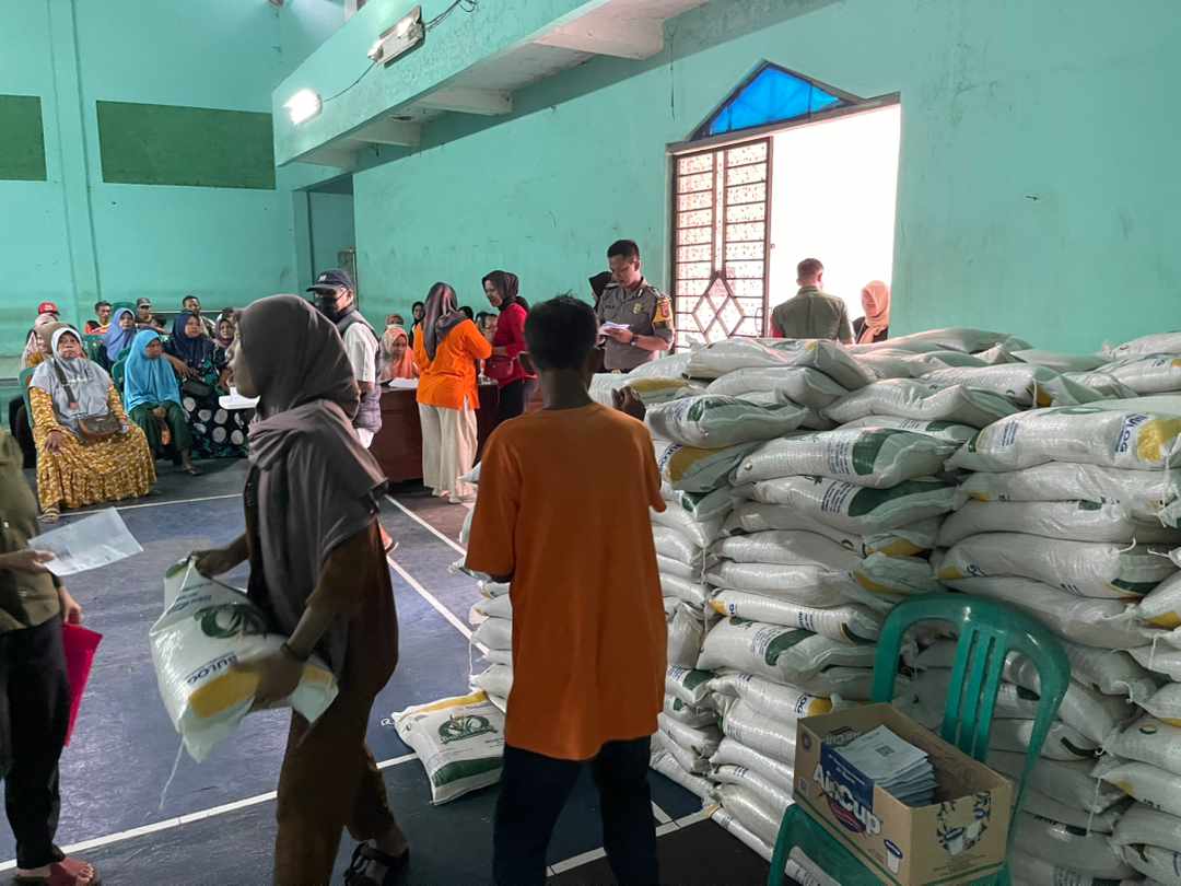 Polsek Ciamis Monitoring Pendistribusian Bansos Beras 10 Kg untuk Warga di Kelurahan Maleber