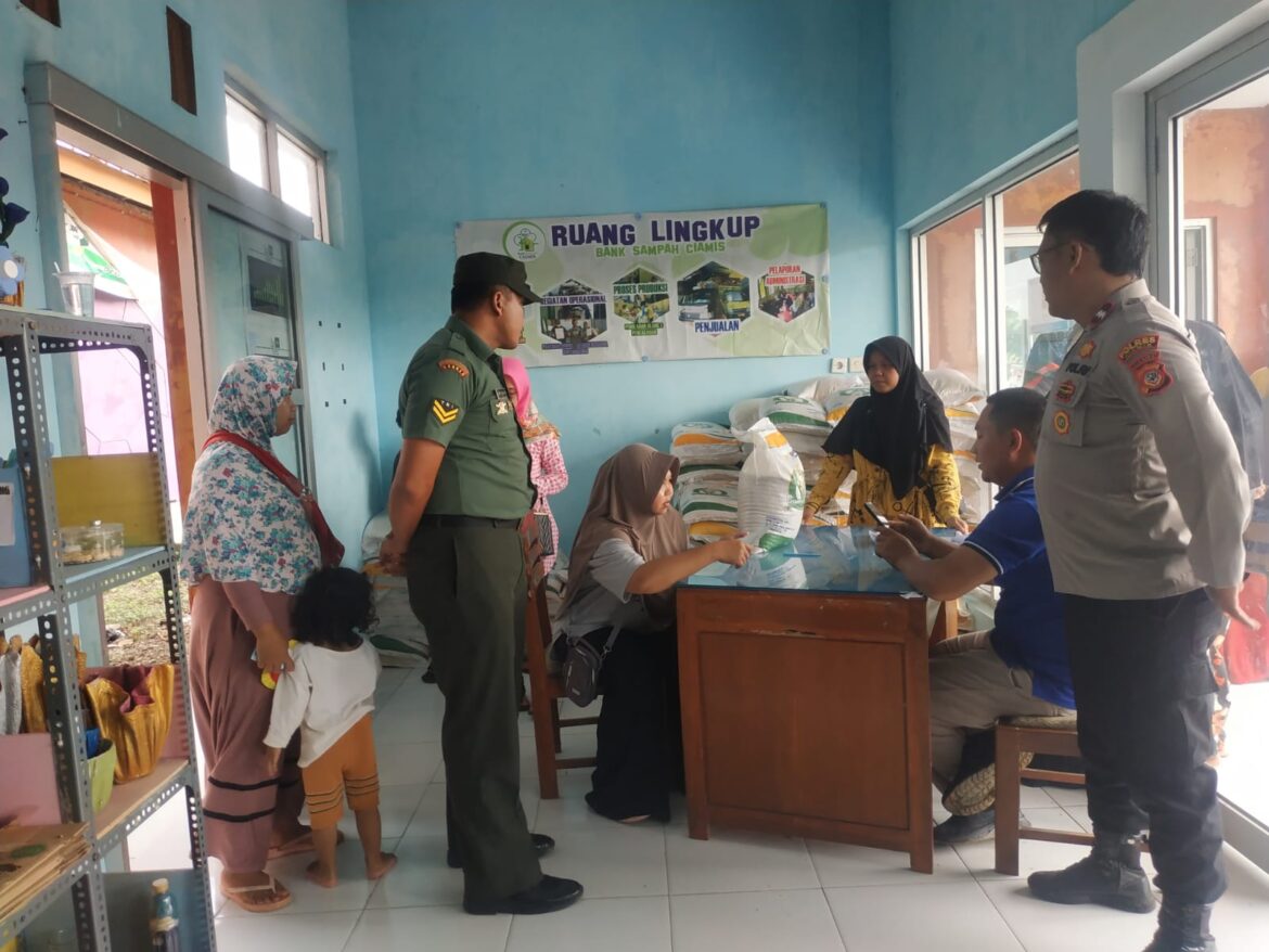 Polsek Cipaku Polres Ciamis Monitoring Penyaluran Bantuan Pangan Beras untuk Warga Desa Buniseuri