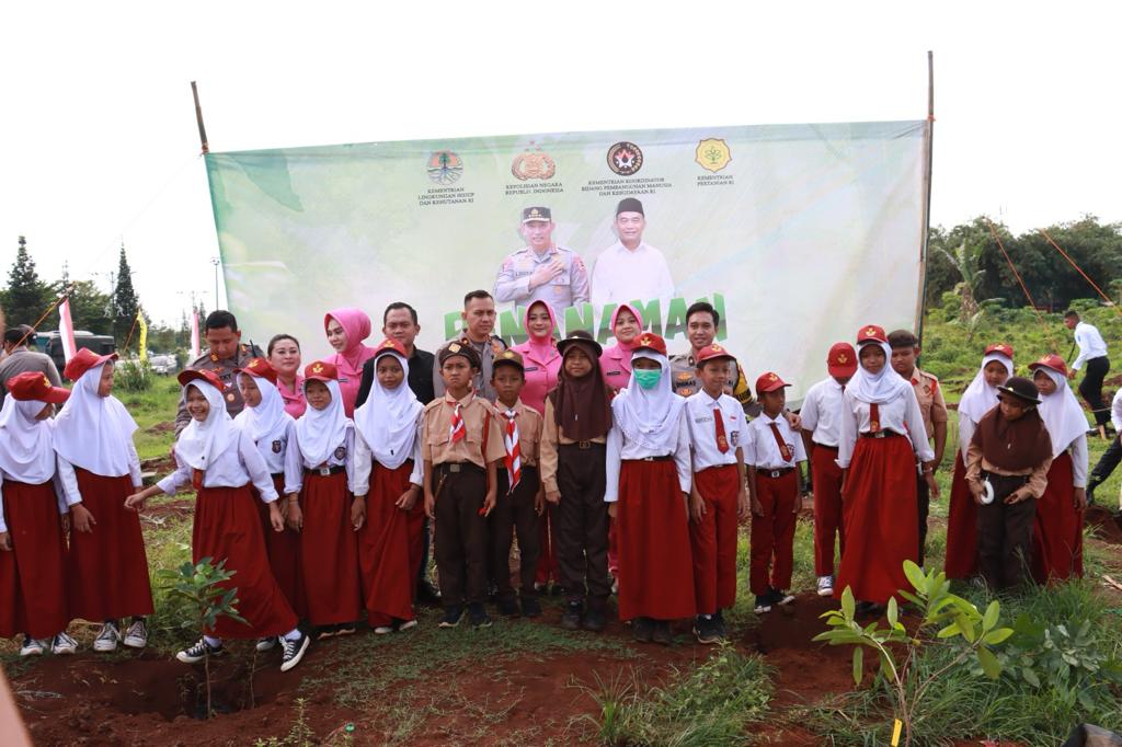 Giat Penanaman Pohon Sepuluh Juta Pohon di Polres Bogor, dalam Rangka Sinergitas Polri dan Kemenko PMK Serentak Dilaksanakan Polda dan Polresta/ Polres Jajaran Se Indonesia